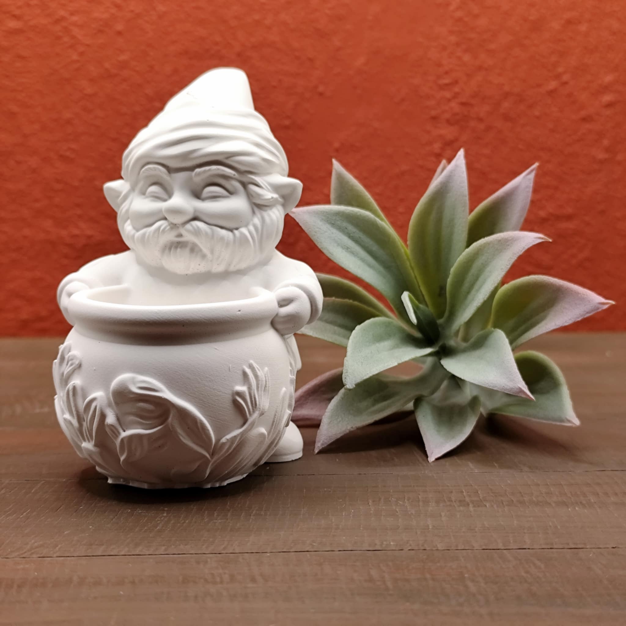 Gnome met plantenbakje