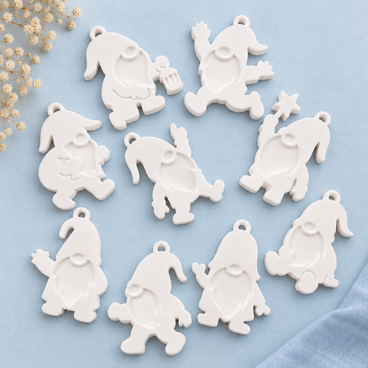 Witte gnome-hangers in speelse houdingen op een pastelblauwe achtergrond.