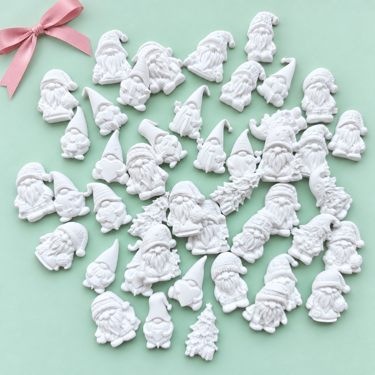 Mix van kleine witte gnomes met verschillende mutsen en details op een mintgroene achtergrond.