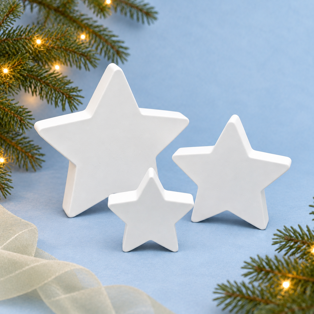 Kerststerren – 3-delige set, met dennentakjes en warme kerstlichtjes op een pastelachtergrond.
