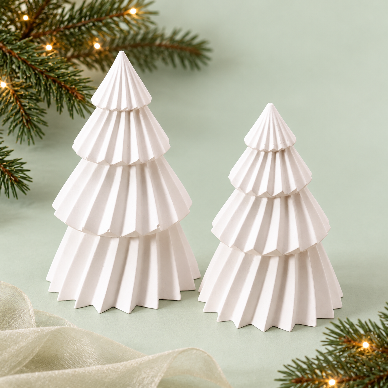 Kerstbomen – 2-delige set, met dennentakjes en warme kerstlichtjes op een pastelachtergrond.