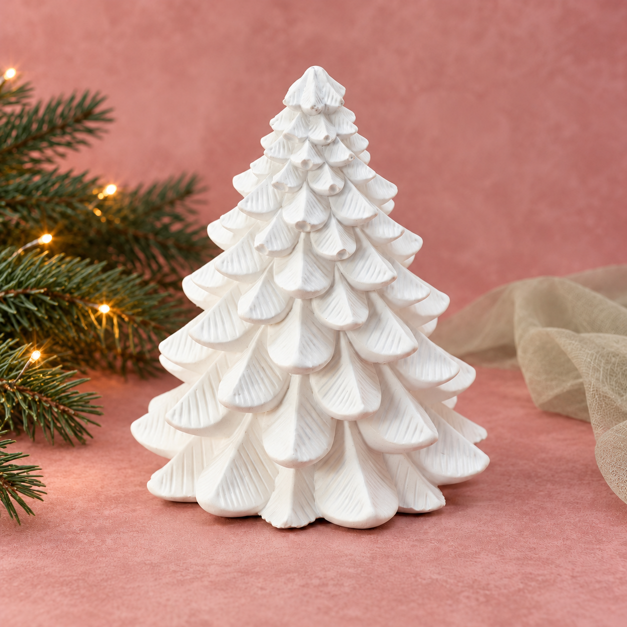 Kerstboom, met dennentakjes en warme kerstlichtjes op een pastelachtergrond.